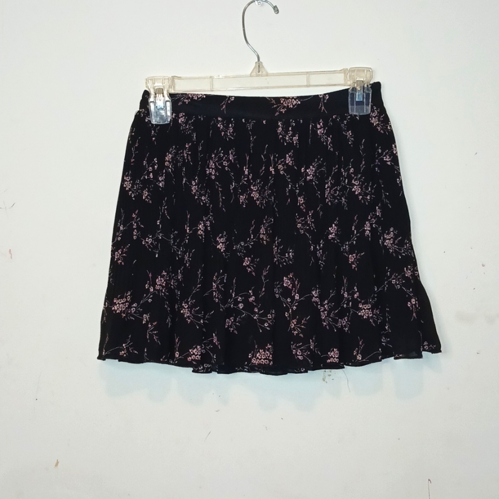 Forever 21 Short‎ black/Multicolor floral pleated skirt | Size: XS